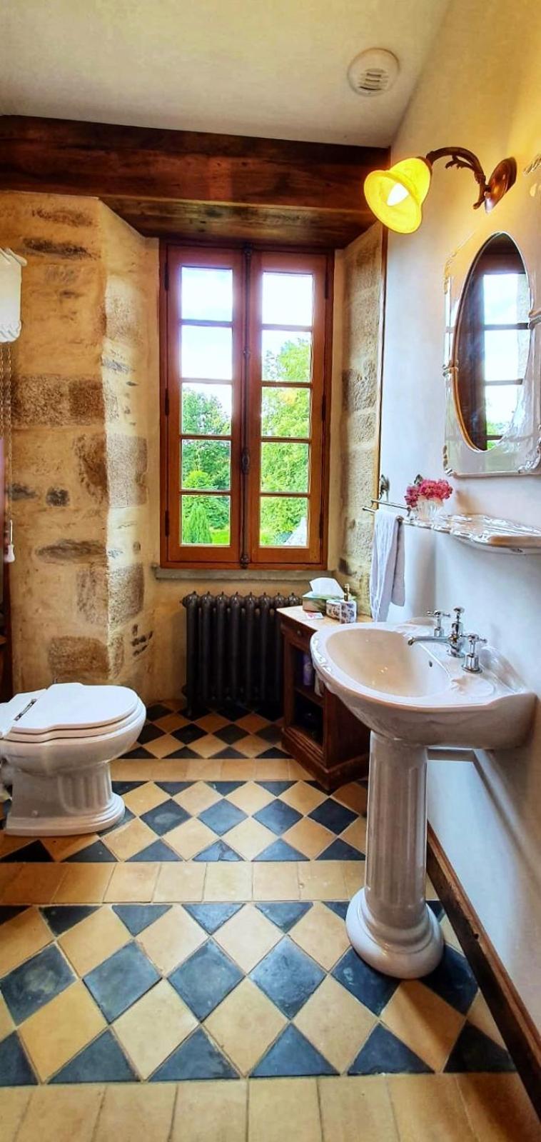 Chateau Isigny, Le Plus Petit Et Le Plus Secret Des Chateaux De Charme Isigny-le-Buat Exterior foto