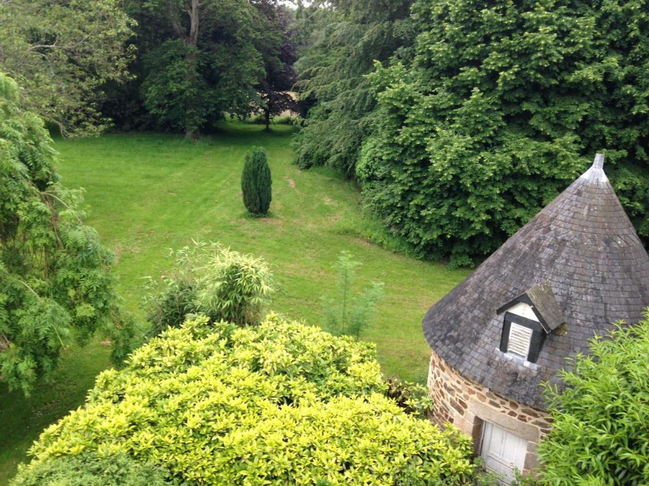 Chateau Isigny, Le Plus Petit Et Le Plus Secret Des Chateaux De Charme Isigny-le-Buat Exterior foto